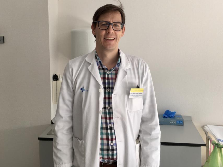 El Doctor Guillermo Crespo en su consulta en el Hospital Universitario de Burgos