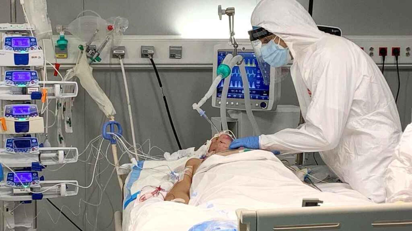 Paciente con coronavirus ingresado en UCI.