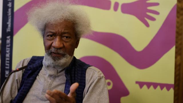 Wole Soyinka durante la presentación de una novela en Madrid.