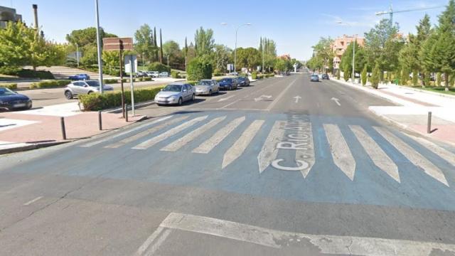 Uno de los pasos de peatones de la calle Río Alberche de Toledo.