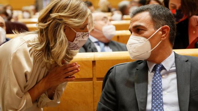 La ministra de Trabajo, Yolanda Díaz, junto a Pedro Sánchez, en el Senado.