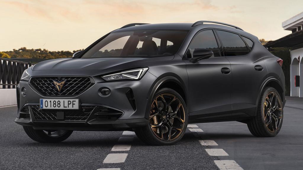 Durante la canción se mencionan diferentes modelos de la marca como el Cupra Formentor.