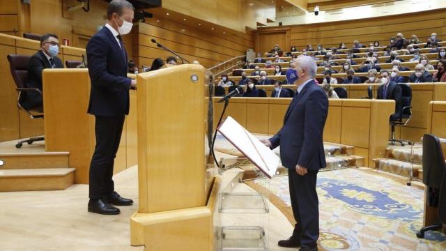 El socialista Manuel Mirás toma posesión como senador por A Coruña.