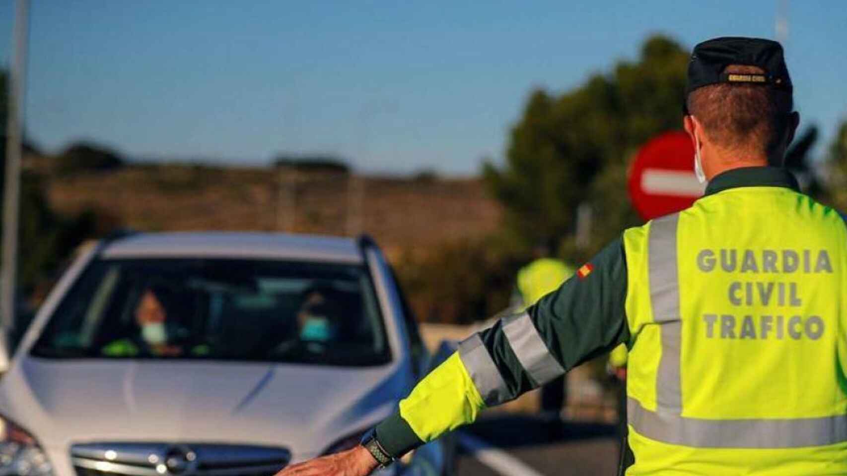 Un agente de la Guardia Civil ordena a un vehículo detenerse.