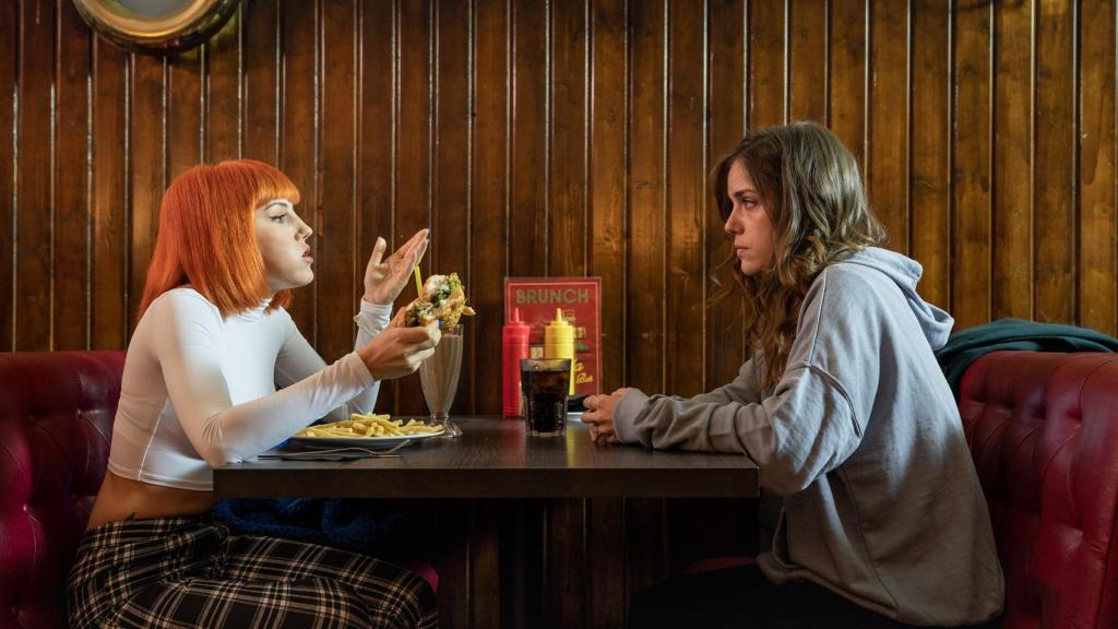 Lucía y Elena, en una de las escenas de 'Yrreal'.