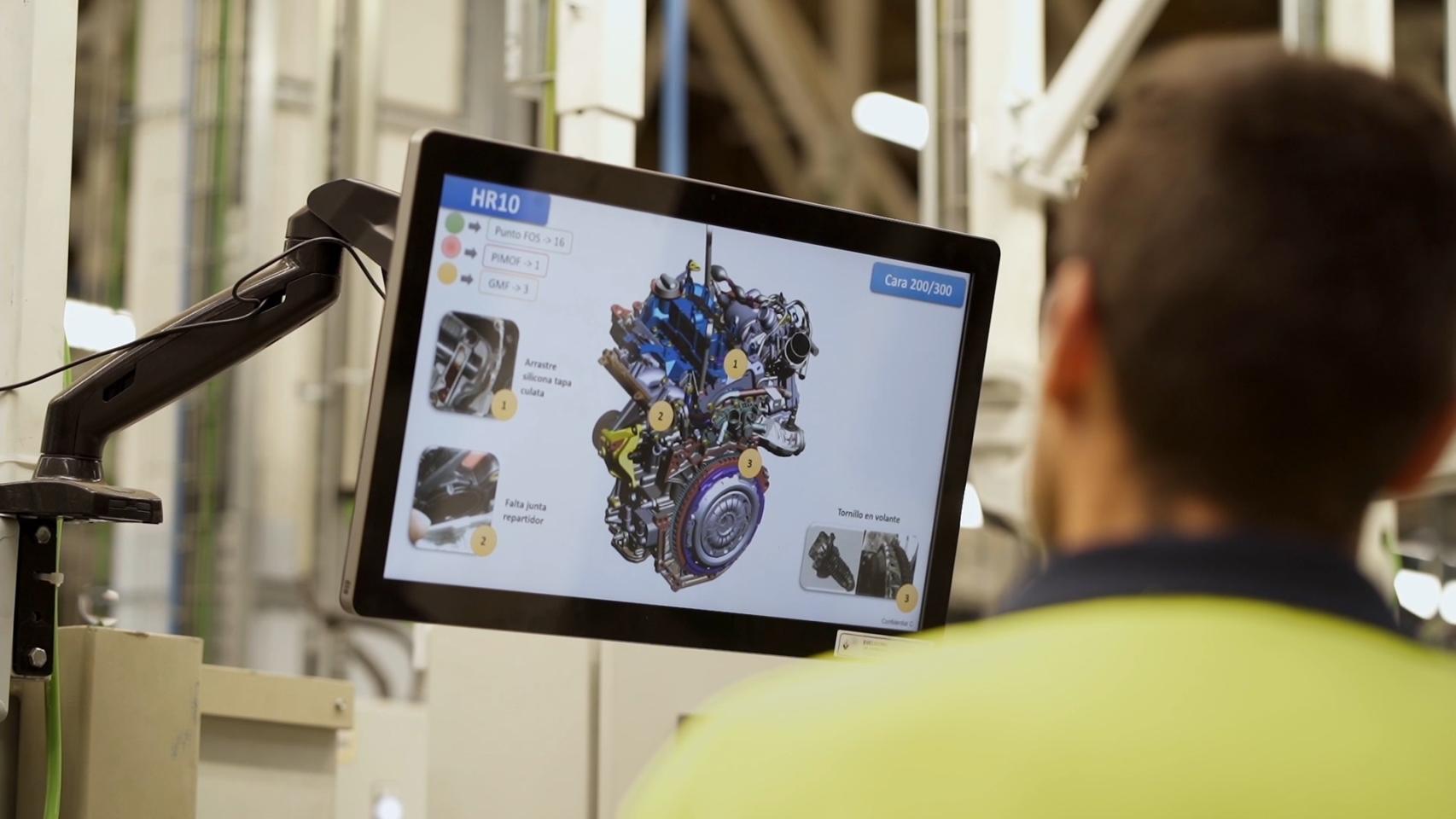 Operario de Renault usando la nueva red de datos
