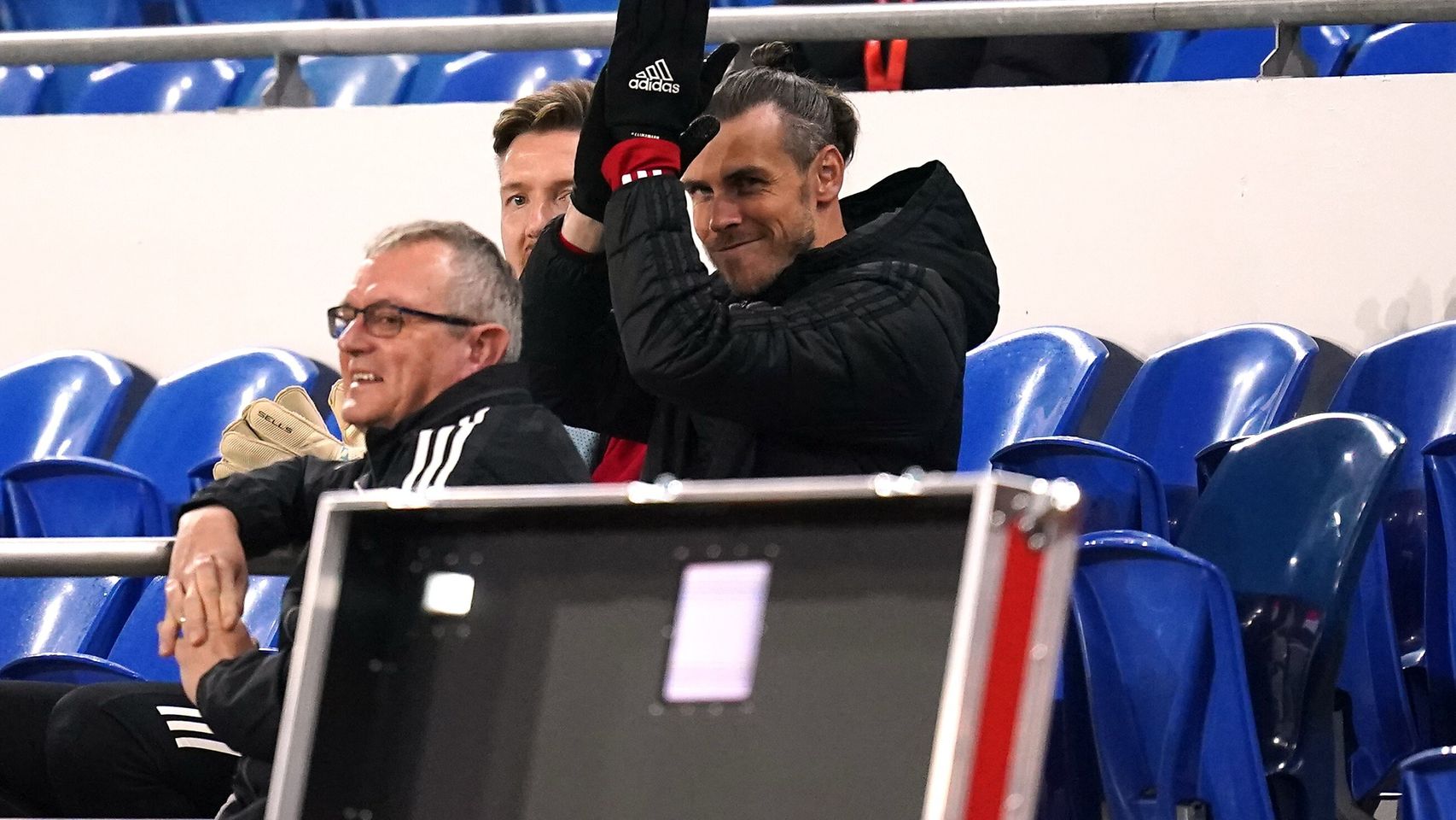 Gareth Bale, en la grada del Cardiff City Stadium durante el Gales - Bélgica
