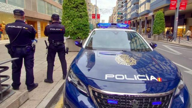 La Policía Nacional ha detenidos a dos jóvenes como presuntos autores del robo y estafa a un anciano.