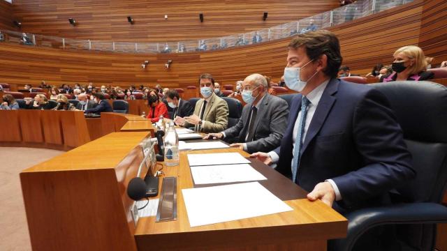 Mañueco en un pleno en las Cortes
