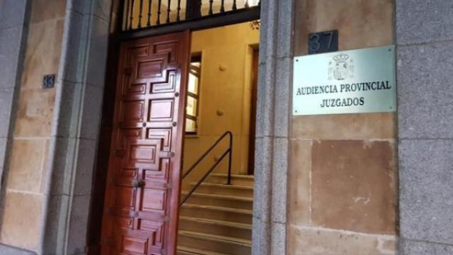 Puerta de acceso a la Audiencia Provincial de Salamanca