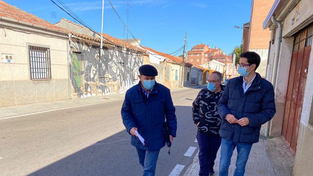 El portavoz municipal socialista José Luis Mateos visita el barrio trastormesino de Chamberí