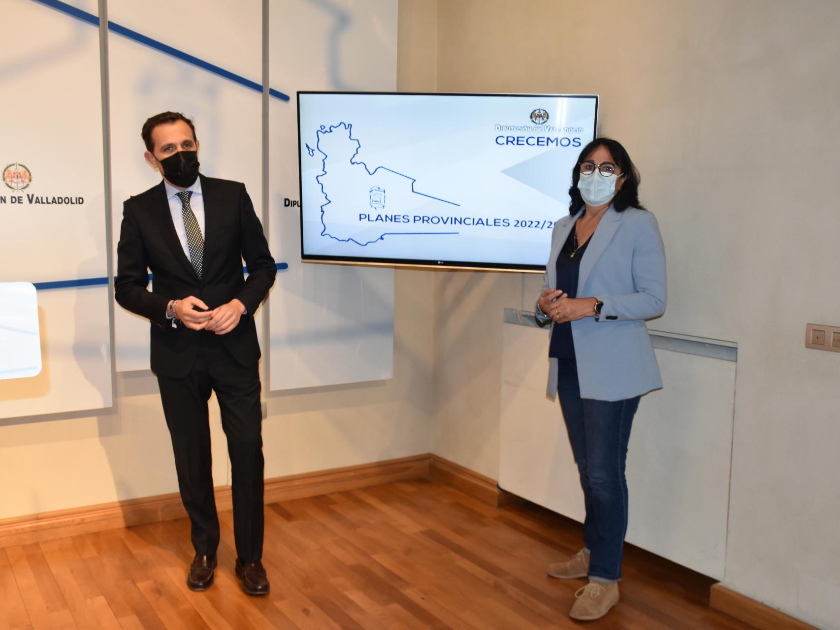 Conrado Íscar junto a Myriam Martín en la presentación de los Planes Provinciales