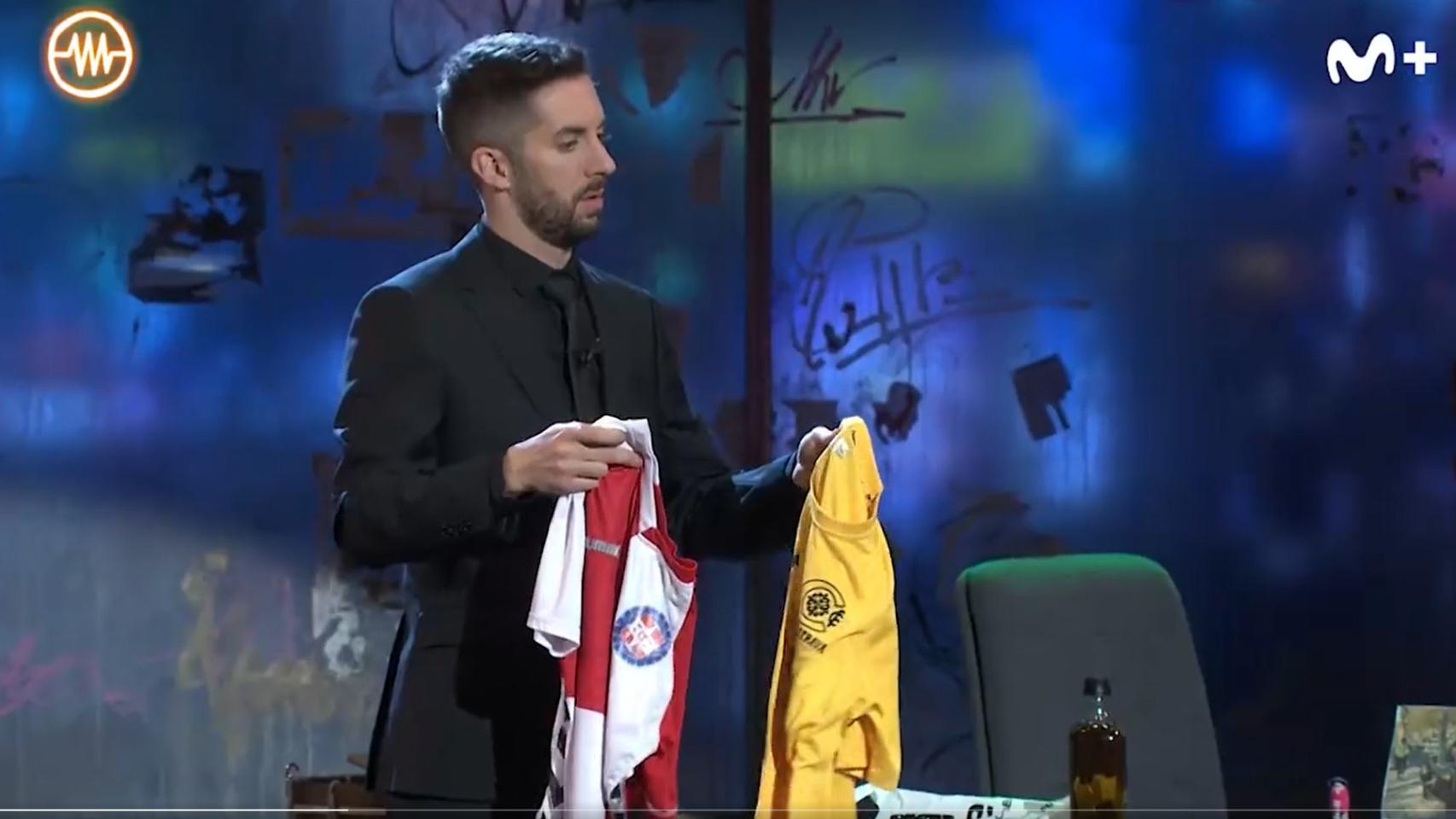 David Broncano con las camisetas del Calvo Sotelo Puertollano y el Calatrava. Foto: Twitter @LaResistencia