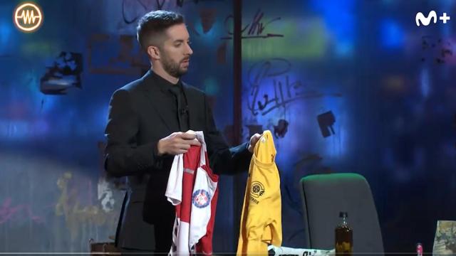 David Broncano con las camisetas del Calvo Sotelo Puertollano y el Calatrava. Foto: Twitter @LaResistencia