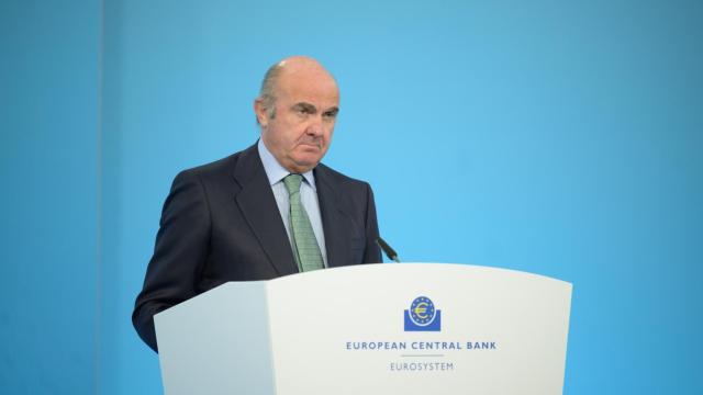 El vicepresidente del BCE, Luis de Guindos, alerta de correcciones en el mercado inmobiliario y de criptomonedas