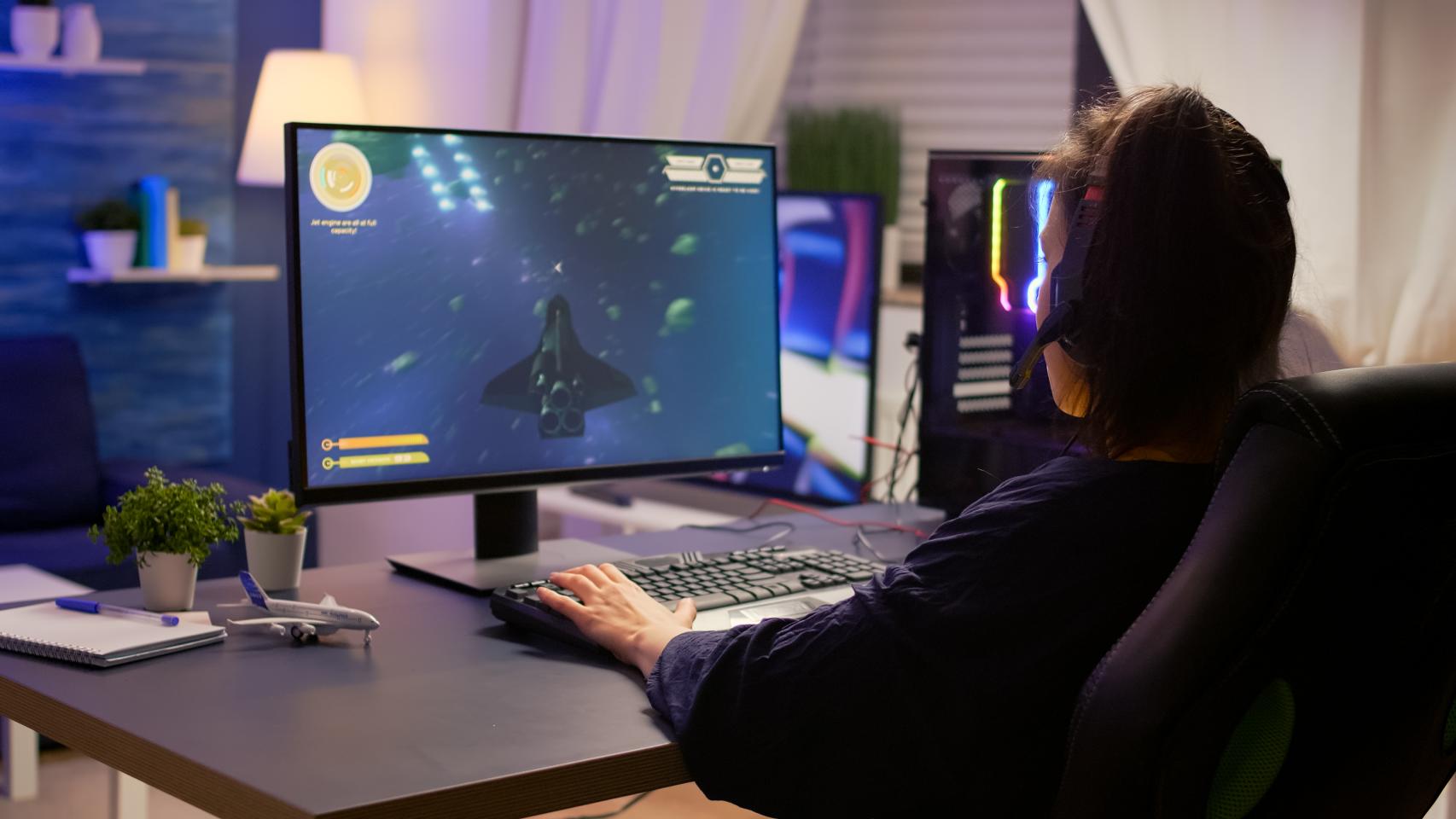 Una chica jugando a videojuegos.