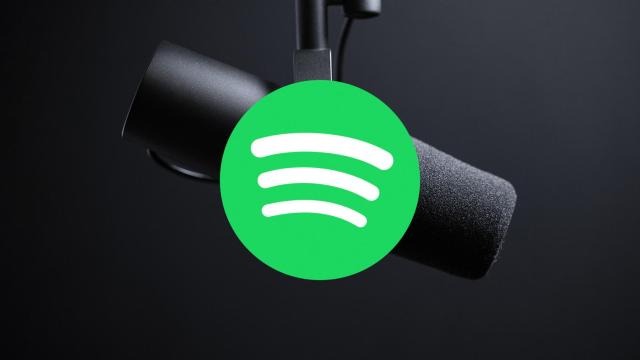 Un micrófono de estudio junto al logo de Spotify.