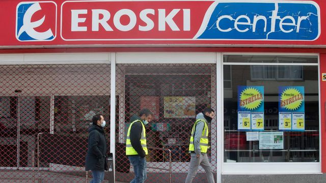 Un supermercado cerrado en A Mariña (Lugo) durante la jornada de huelga general para reclamar un futuro industrial para la comarca.