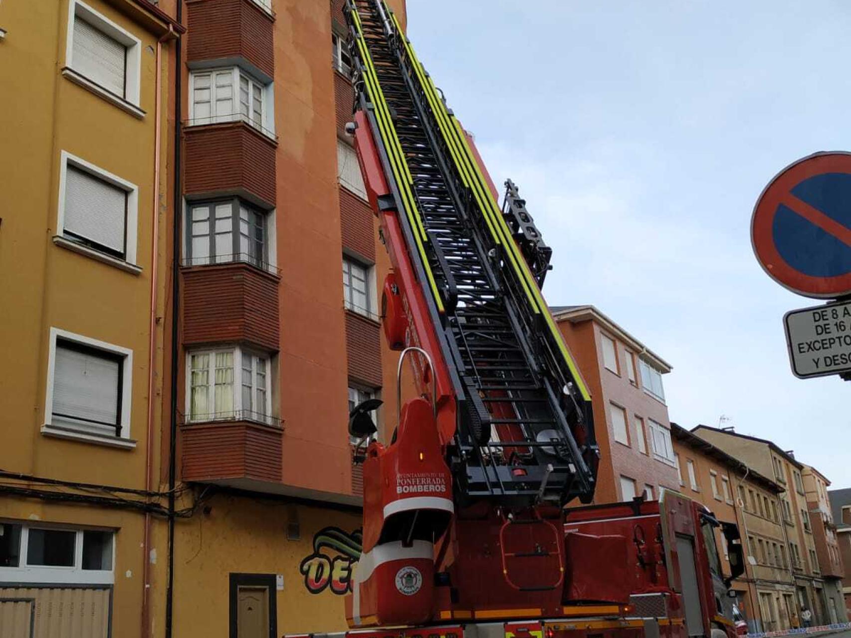 Bomberos de Ponferrada accediendo a una vivienda