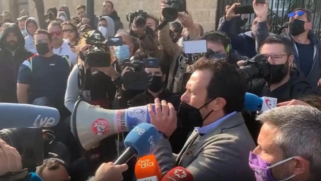 El alcalde de Cádiz, José María González 'Kichi', apoyando la huelga de los trabajadores del metal.