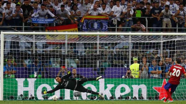 Juanfran Torres lanza su penalti en San Siro durante la final de la Champions League frente al Real Madrid