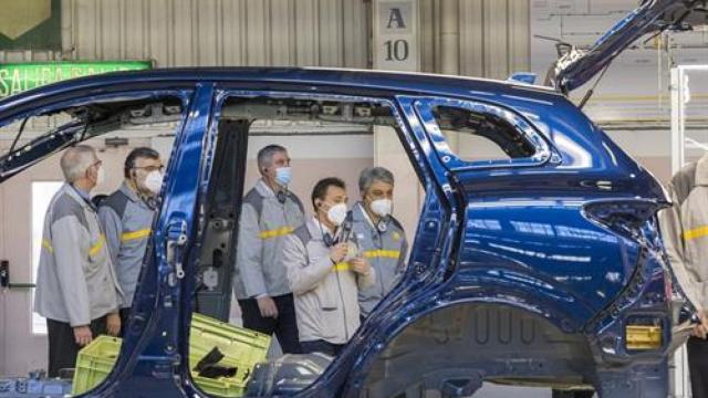 El consejero delegado del grupo Renault, Luca de Meo, en una visita a las factorías de la marca