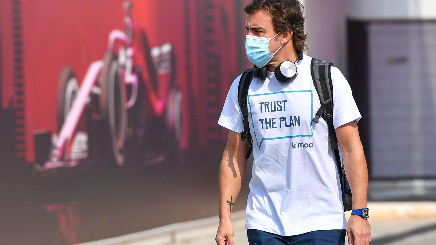 Fernando Alonso llegando al Gran Premio de Qatar de 2021