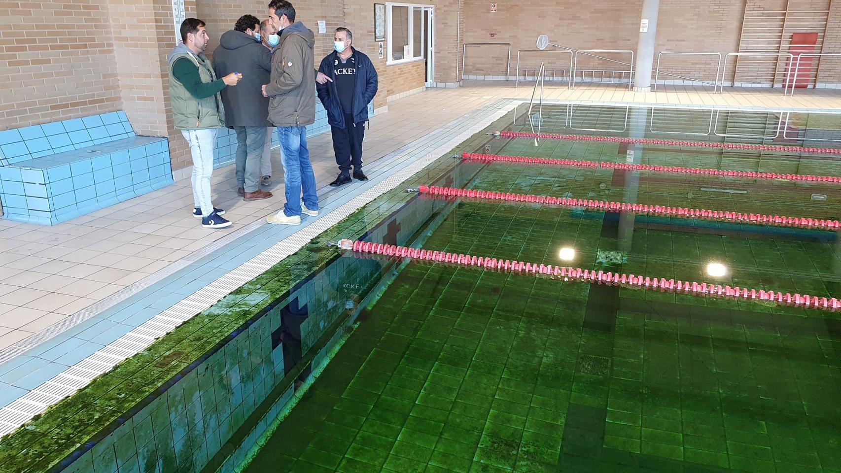 Visita de las autoridades locales al Polideportivo de Navatejera