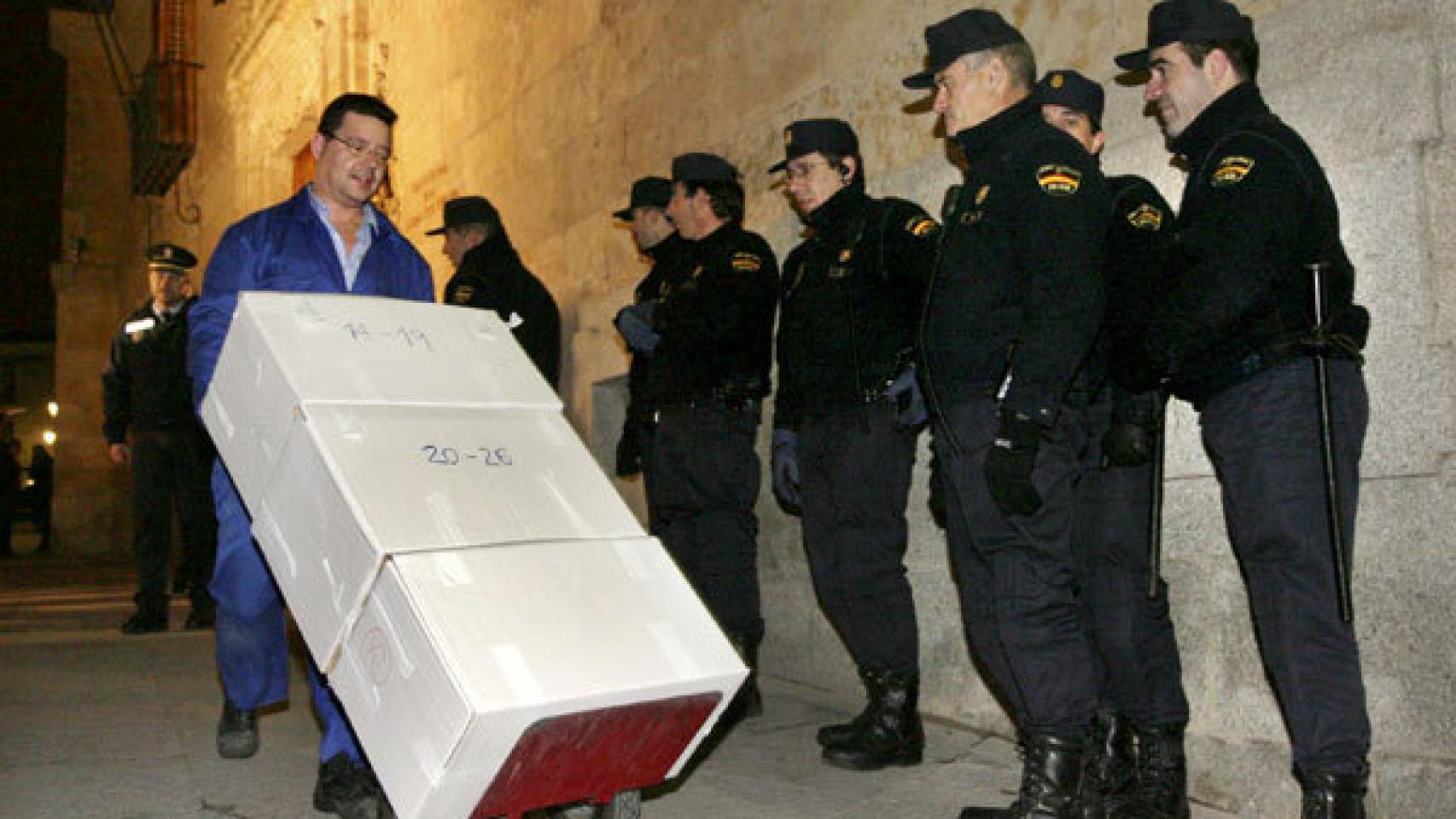 19 de enero de 2006: primera salida de documentos del Archivo de la Guerra Civil de Salamanca con destino a Cataluña bajo un fuerte dispositivo policlal