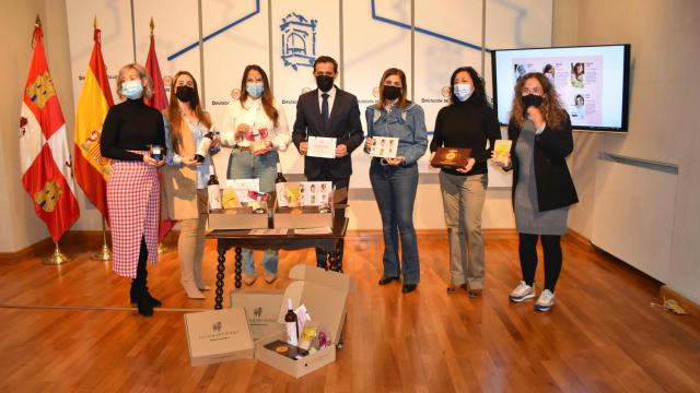 El presidente de la Diputación con las emprendedoras del proyecto 'De Mujer a Mujer'