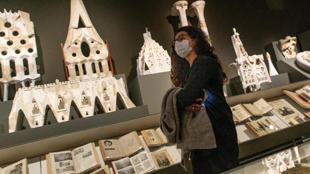 Una mujer observa las piezas expuestas en el MNAC.