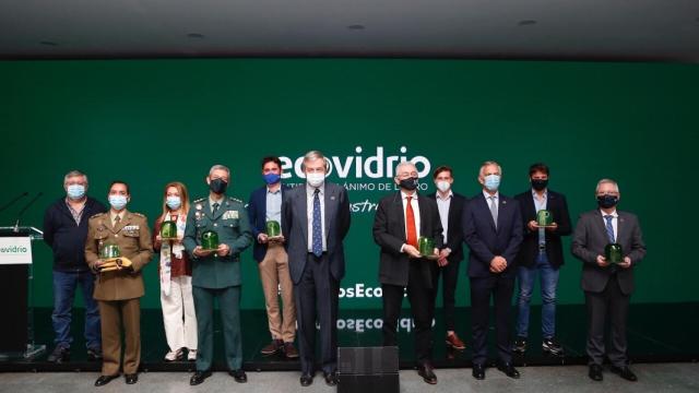 Todos los galardonados por Ecovidrio posan con sus premios tras la ceremonia de esta mañana.