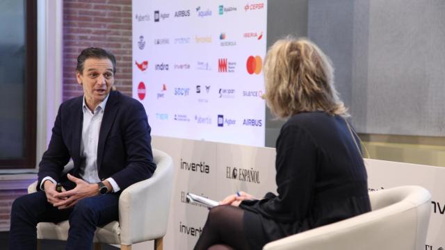 Carlos Sotelo, CEO y fundador de Silence, durante su conversación con Laura Ojea, redactora especializada en Energía de Invertia, en la cuarta jornada del II Simposio del Observatorio de la Movilidad y las Ciudades.