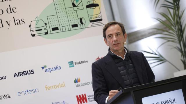 Alberto Bernal García, director de Ciudades y Territorios Phygital en Minsait, durante su intervención en la cuarta jornada del II Simposio del Observatorio de la Movilidad y las Ciudades.