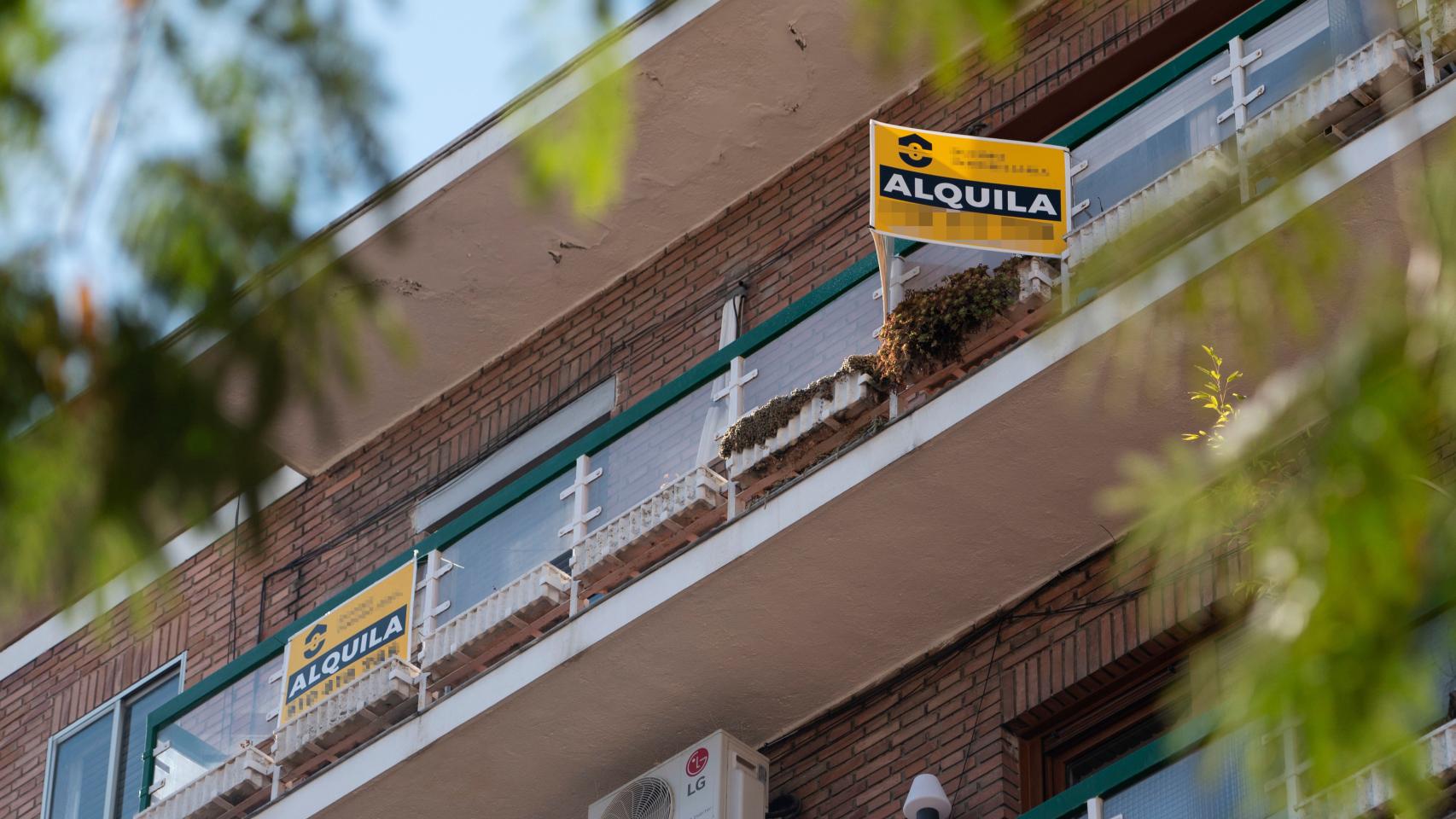 Cartel de alquiler en una vivienda.