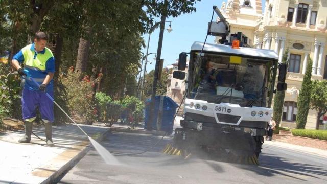 Imagen de uno de los trabajadores de Limasam, la empresa de limpieza de Málaga.