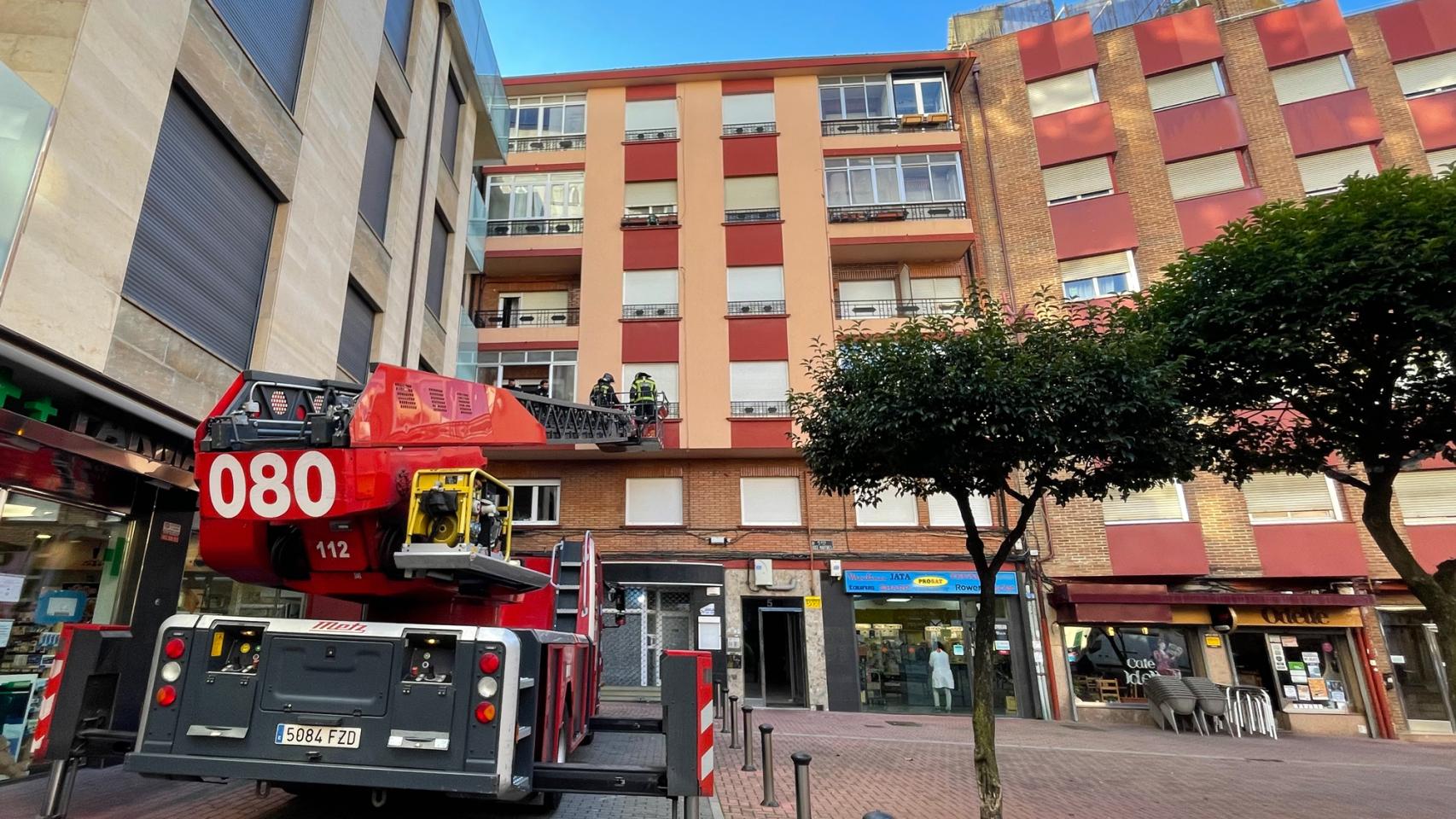 Intervención de los Bomberos de León para socorrer a una anciana en su domicilio