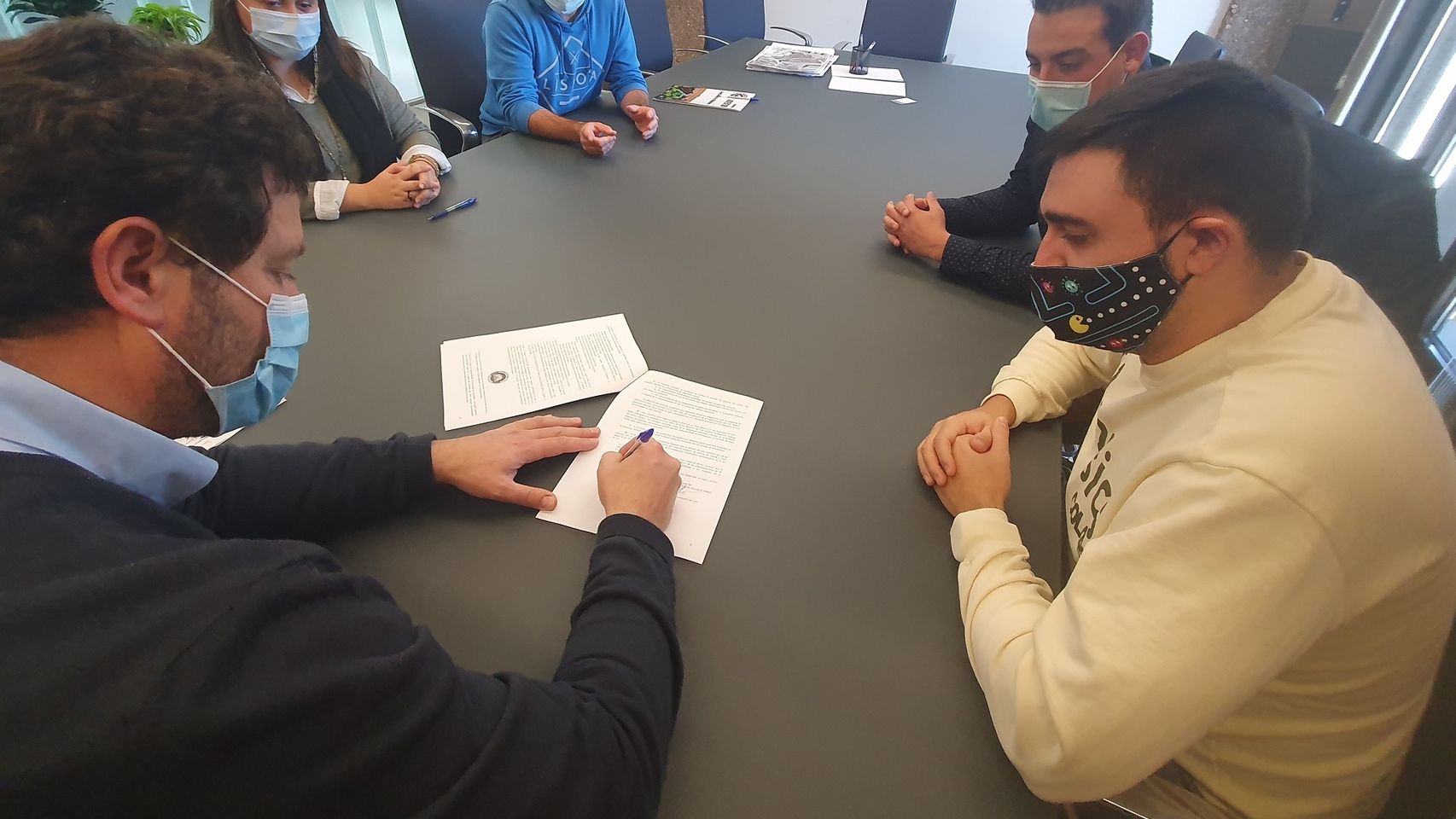 Firma del convenio con el Consejo Local de la Juventud