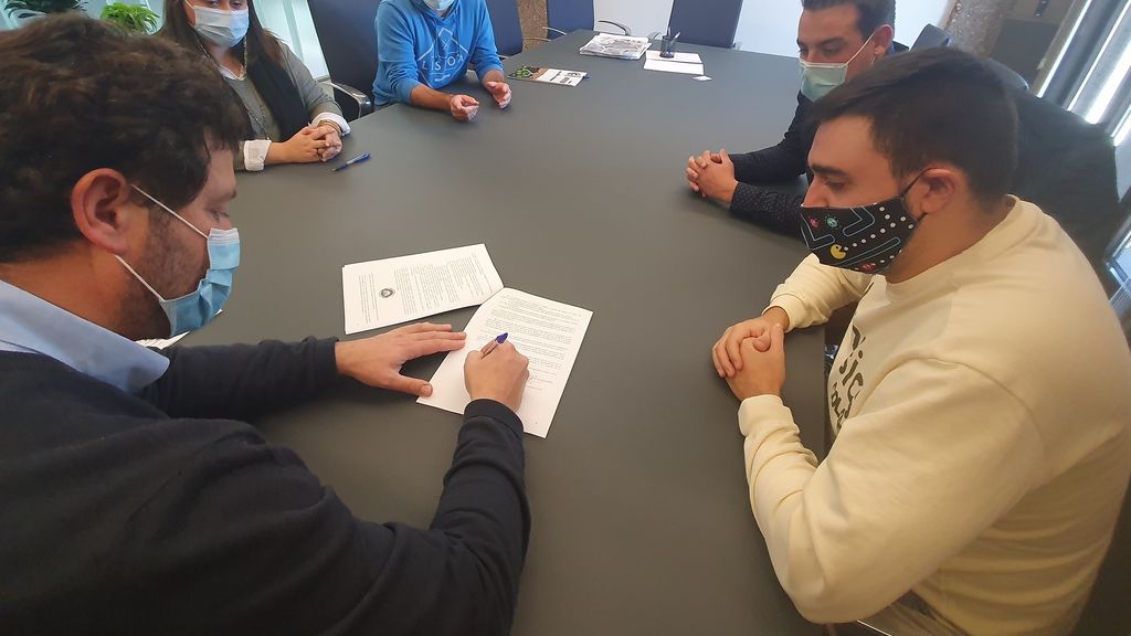 Firma del convenio con el Consejo Local de la Juventud