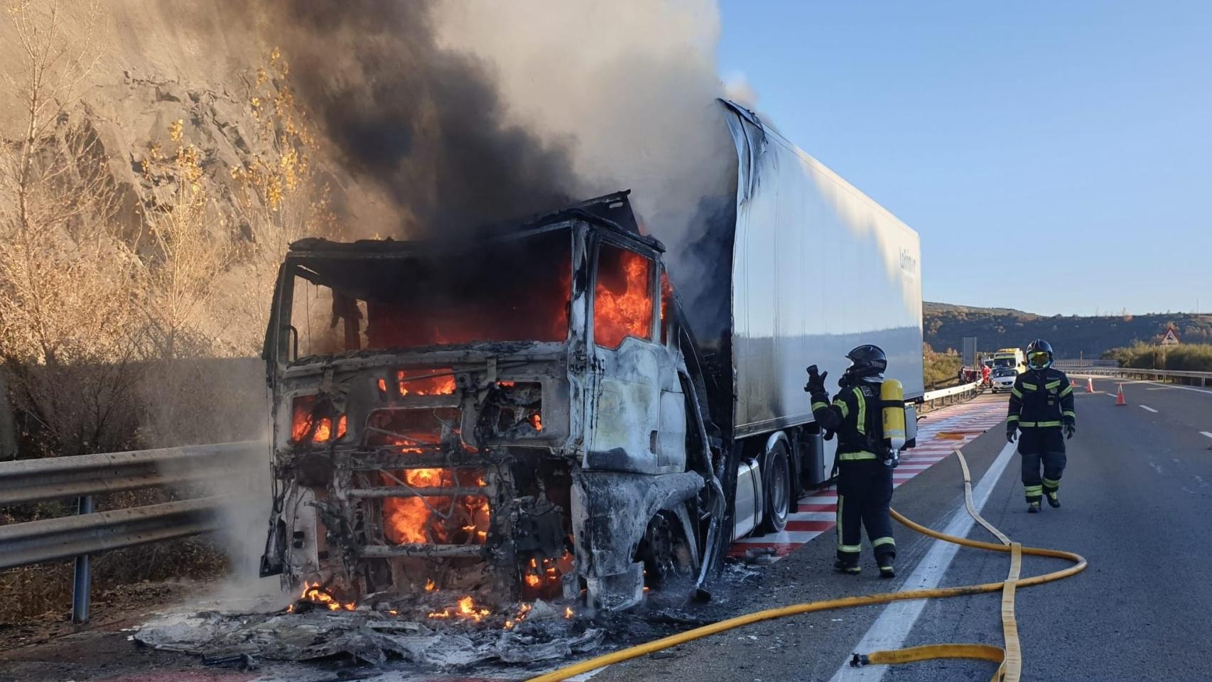 Incendio de un camión en la A-6 que ha provocado el corte de un carril