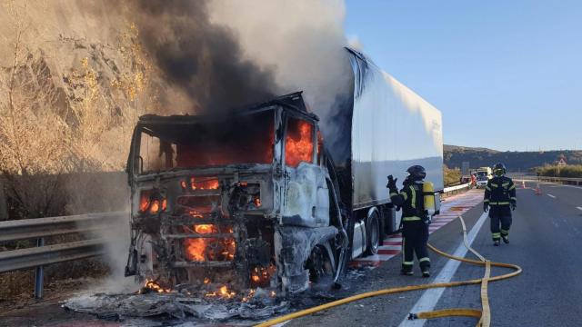 Incendio de un camión en la A-6  que ha provocado el corte de un carril