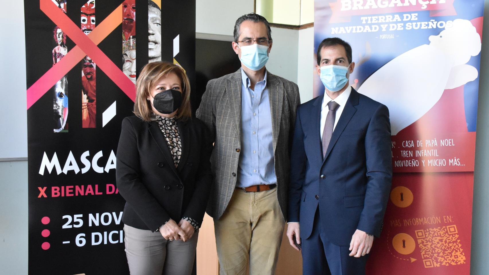 El secretario de la Fundación Rei Afonso Heriques, José Luis González Prada, la concejala de Cultura de Bragança, Fernanda Silva, y el concejal de Turismo de Bragança, Miguel Abrunhosa