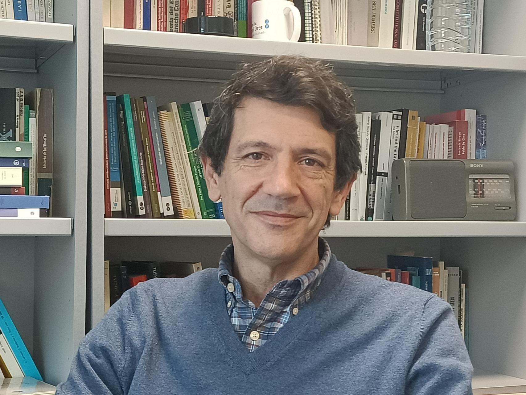 Ricardo García Manrique posa en su despacho