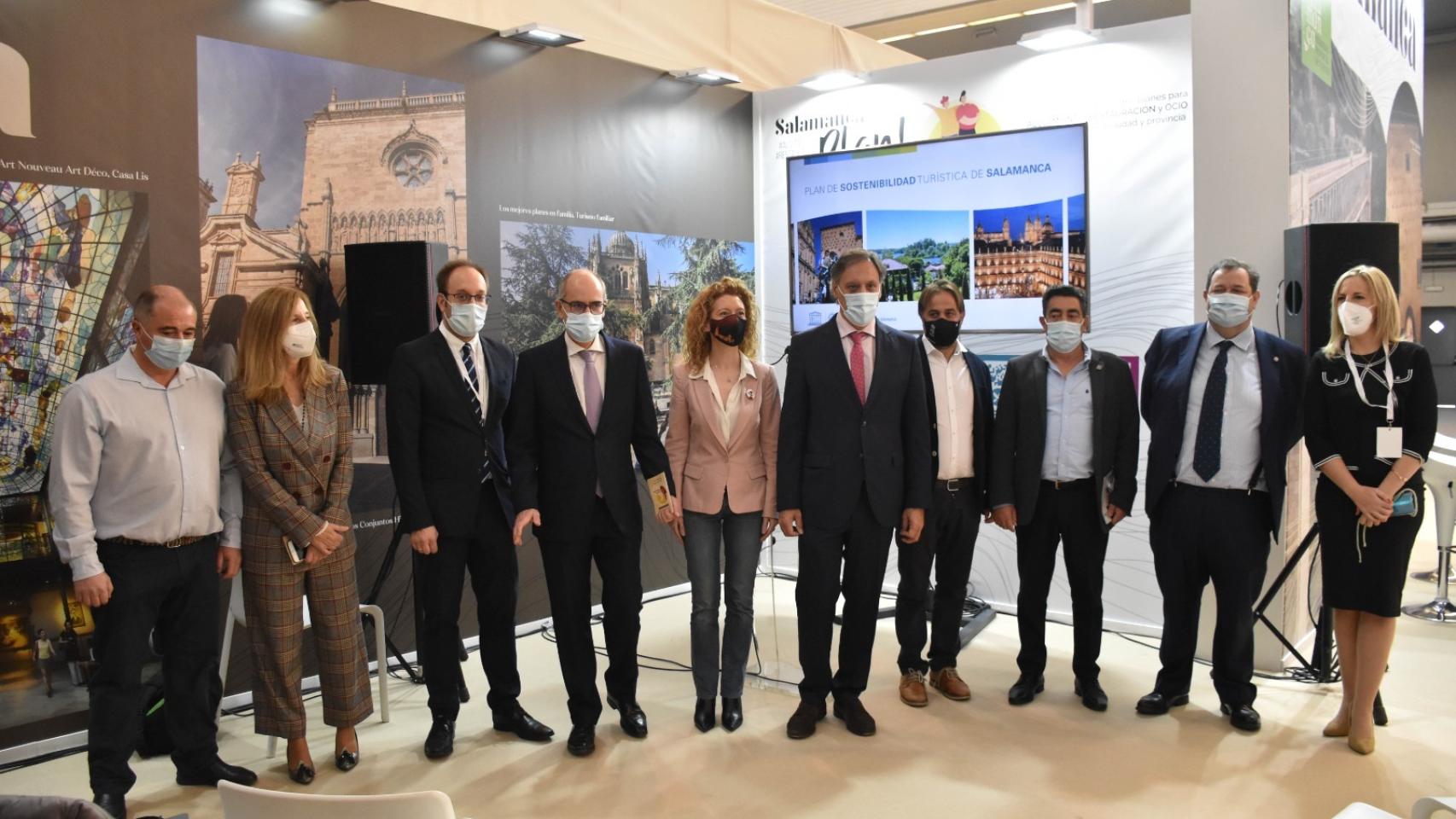 Foto de familia, con Carlos García Carbayo y javier Iglesias, en el stand de Salamanca