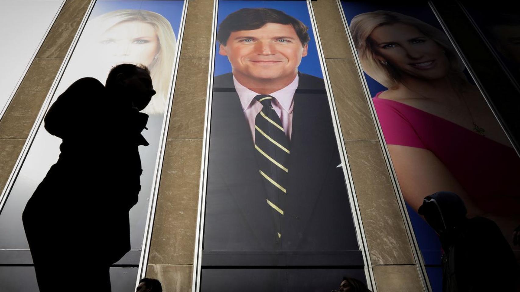 Un cartel del presentador de la Fox Tucker Carlson.