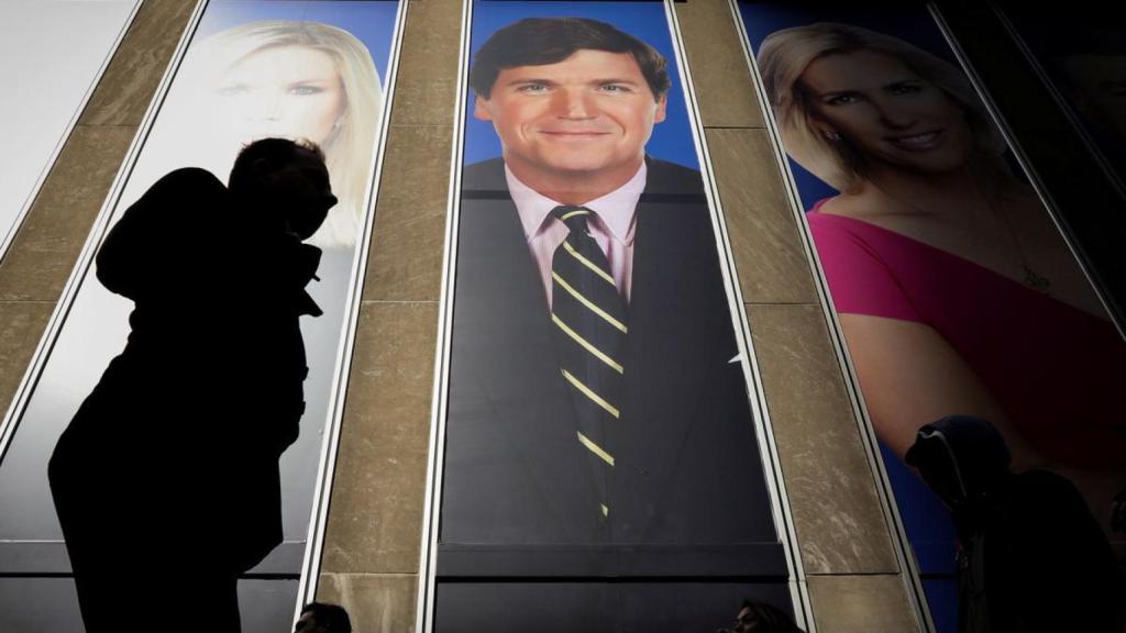 Un cartel del presentador de la Fox Tucker Carlson.