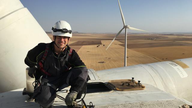 Jorge Córdoba, ingeniero industrial, el molinero del s. XXI, sobre un aerogenerador.