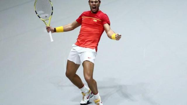 Nadal celebrando un punto con el polo de España