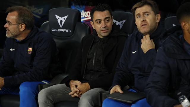 Xavi Hernández en el banquillo del FC Barcelona