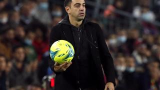 Xavi Hernández con el balón en la mano